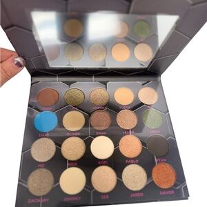 Bee Beauty London Barbella Luxie 20 color Eyeshadow Palette - Multi-Color